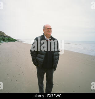 Autore irlandese, Colm Toibin, sulla corda a Ballyconnigar, vicino Enniscorthy, Wexford. Il filamento caratterizza in molti dei suoi romanzi Foto Stock