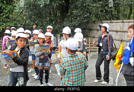 Scuola le ragazze e i ragazzi della scuola visitando il Tempio Dorato, Kyoto, Giappone Foto Stock