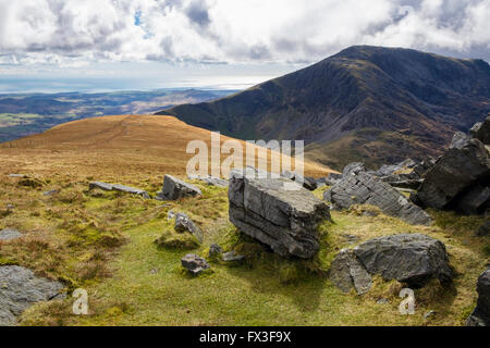 Guardando ad ovest di Craig Cwm Silyn e costa da Mynydd Tal-y-mignedd vertice sul presepe Nantlle Ridge in montagne di Snowdonia, Wales, Regno Unito Foto Stock