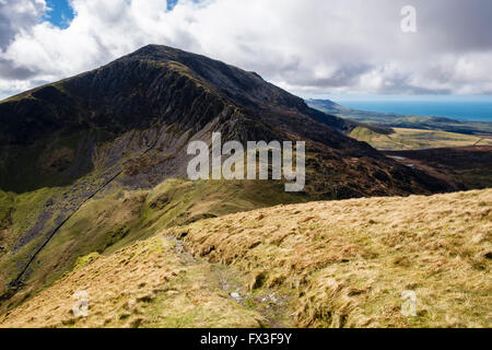 Guardando ad ovest verso Craig Cwm Silyn dal percorso fino a Mynydd Tal-y-mignedd sulla cresta Nantlle nelle montagne di Snowdonia Wales UK Foto Stock