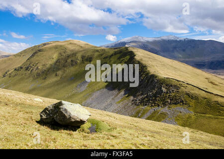 Guardando Cynghorion Moel e distante Mount Snowdon al di là dal Foel Goch nelle montagne del Parco Nazionale di Snowdonia (Eryri). Wales UK Foto Stock