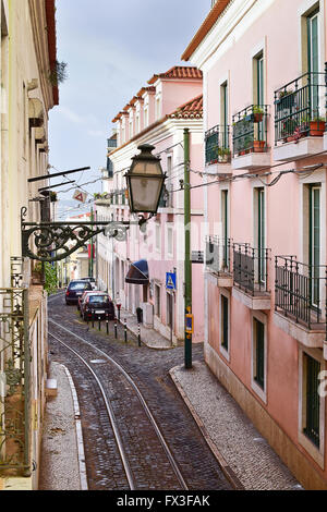 Lanterna nel quartiere di Alfama a Lisbona, Portogallo Foto Stock