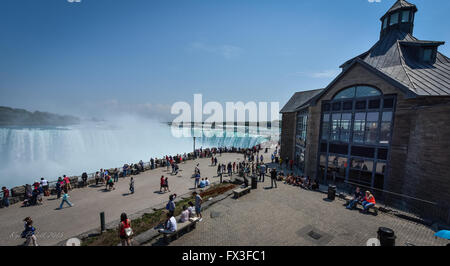 Niagara Falls, Ontario, Canada, 9 maggio 2015. Estate-come meteo attira la gente del posto e i viaggiatori e turisti. Foto Stock