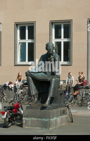 Köln, Sülz, Universitätsstrasse, Universität zu Köln, Albertus Magnus Skulptur vor dem Hauptgebäude am Albertus-Magnus-Platz in Foto Stock