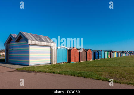 Accessibile lungomare: disabilità Beach Hut, Dovercourt Bay, Harwich, Essex, Regno Unito Foto Stock