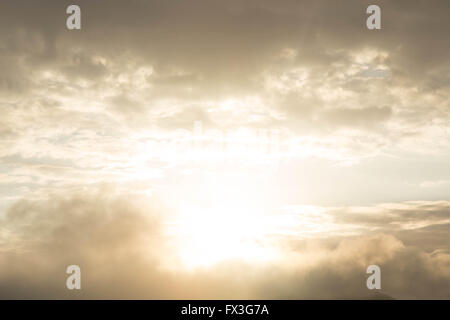 Bellissimo cielo con sun peaking attraverso le nuvole. sky troncatura per golden sun Foto Stock