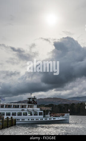 Il Cigno piacere vaporizzatore lasciando Waters Edge sul lago Windermere nel Lake District National Park, Cumbria Foto Stock