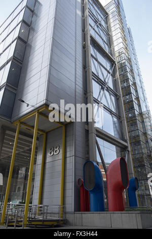 Riscaldamento e infrastrutture di utilità all'esterno dell'edificio London REGNO UNITO Foto Stock