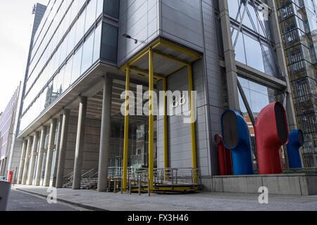 Riscaldamento e infrastrutture di utilità all'esterno dell'edificio London REGNO UNITO Foto Stock