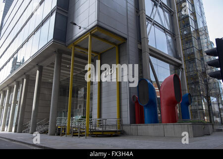 Riscaldamento e infrastrutture di utilità all'esterno dell'edificio London REGNO UNITO Foto Stock