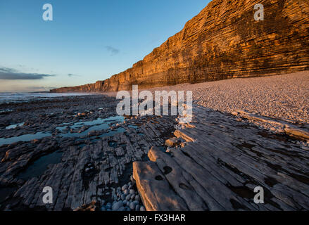 Tramonto su Jurassic scogliere calcaree di Nash punto sulla Glamorgan Heritage costa del Galles del Sud Foto Stock