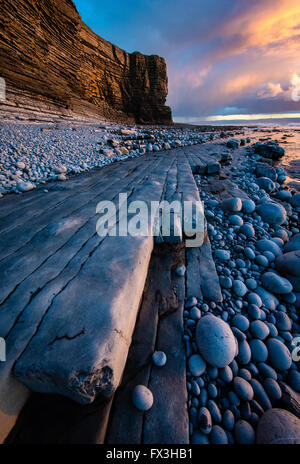 Tramonto su Jurassic scogliere calcaree di Nash punto sulla Glamorgan Heritage costa del Galles del Sud Foto Stock