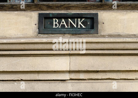 Banca segno dipinto su letterbox. Bianco Banca parola dipinta su metallo letterbox o cassetta di sicurezza in una parete di pietra in bagno, Somerset, Regno Unito Foto Stock