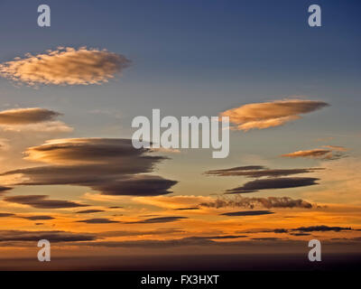 Cielo colorato con le nubi all'alba, Mijas. Provincia di Malaga Costa del Sol, Andalusia, Spagna Europa Foto Stock