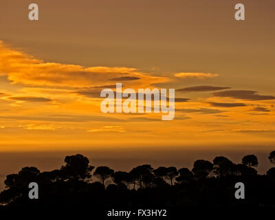 Cielo colorato con le nubi all'alba, Mijas. Provincia di Malaga Costa del Sol, Andalusia, Spagna Europa Foto Stock