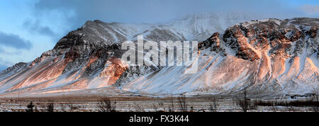 Inverno tramonto sull'Esja montagna South Western Islanda, l'Europa. Foto Stock