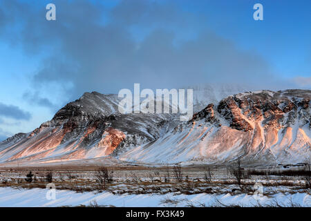 Inverno tramonto sull'Esja montagna South Western Islanda, l'Europa. Foto Stock