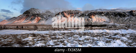 Inverno tramonto sull'Esja montagna South Western Islanda, l'Europa. Foto Stock