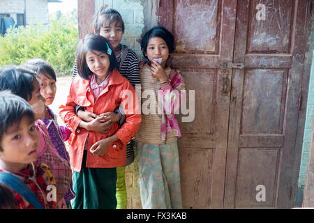 I bambini in una scuola di villaggio in Kalaw distretto di Myanmar Foto Stock