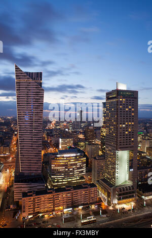 Il centro di Varsavia a sera in Polonia, Zlota 44 grattacielo residenziale, l'Hotel InterContinental, centro città, cityscape, skyline Foto Stock