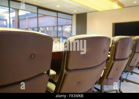 Posti vuoti ad un tavolo della sala consiliare. Foto Stock