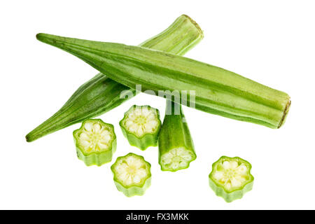 L'okra fresco (Abelmoschus esculentus) isolato su sfondo bianco Foto Stock