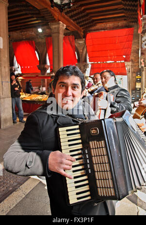 Musicista di strada in Mercato di Rialto, il tradizionale mercato vicino al famoso ponte, Sestiere di San Polo, Venezia, Italia. Foto Stock