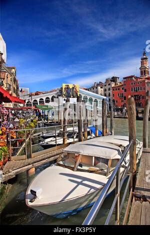 Sul Canal Grande vicino al Ponte di Rialto (in restauro), Sestiere di San Polo, Venezia, Veneto, Italia. Foto Stock