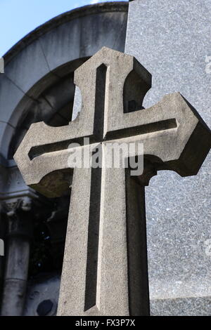 Croce di una tomba del cimitero di Passy di Parigi Foto Stock