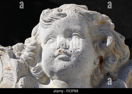 Dettaglio di una tomba del cimitero di Passy di Parigi Foto Stock