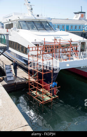 Il Sikhululekile un Robben Island traghetto passeggero si vede in Città del capo sottoposto a riparazioni allo scafo. Città del Capo Sud Africa. Foto Stock