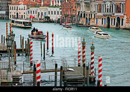 "Il traffico" nel Grand Canal, Venezia, Veneto, Italia. Foto Stock