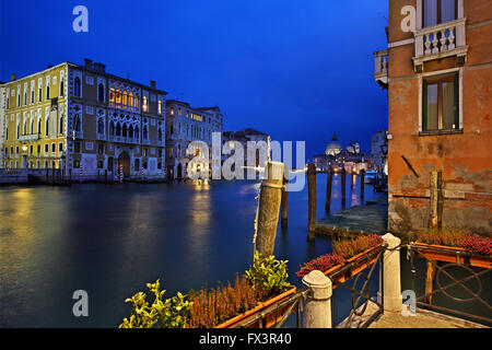 Il calare della notte sul Grand Canal, Venezia, Italia. Foto scattata proprio accanto al Ponte ("bridge") dell'Accademia. Foto Stock