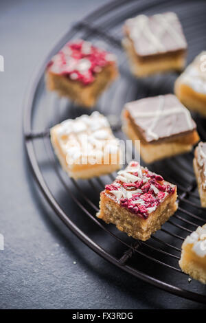 Oat brownie morsi sul vassoio di raffreddamento, dieta concetto con dolci sani Foto Stock