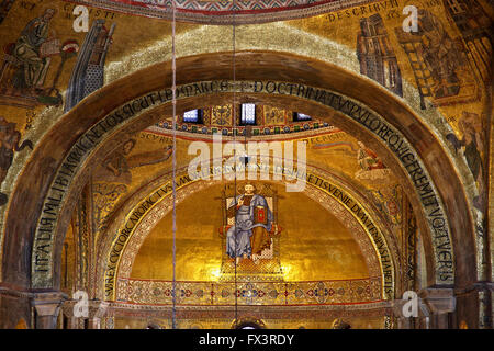 Magnifici mosaici all'interno della Basilica di San Marco (San Marco), Venezia, Veneto, Italia Foto Stock