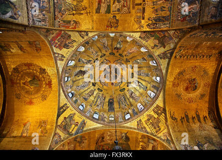 Magnifici mosaici all'interno della Basilica di San Marco (San Marco), Venezia, Veneto, Italia Foto Stock