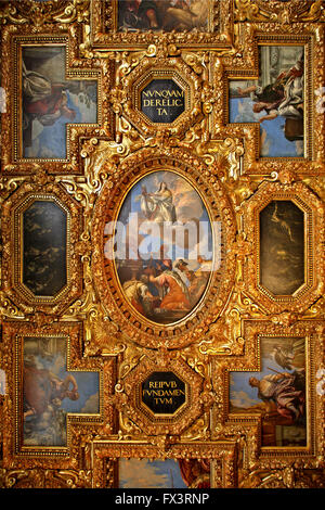 Impressionante decorazione del soffitto di una delle camere del Palazzo Ducale di Venezia, Veneto, Italia. Foto Stock