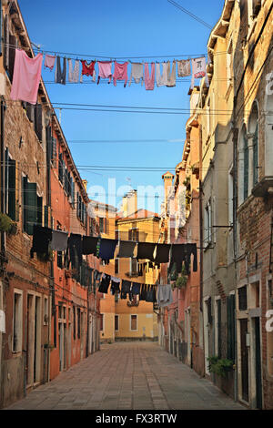 Stendibiancheria in una strada a Sestiere di Castello, Venezia (Venezia) Italia. Foto Stock