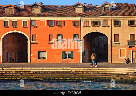 Portici nel sestiere di Castello, Venezia (Venezia) Italia. Foto Stock