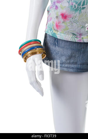 Il denim shorts e braccialetti colorati. Foto Stock