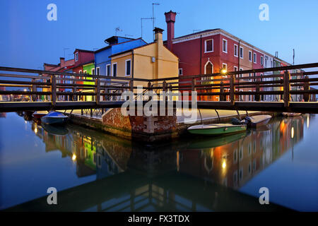 Il calare della notte nella pittoresca e coloratissima isola di Burano, Venezia, Veneto, Italia. Foto Stock