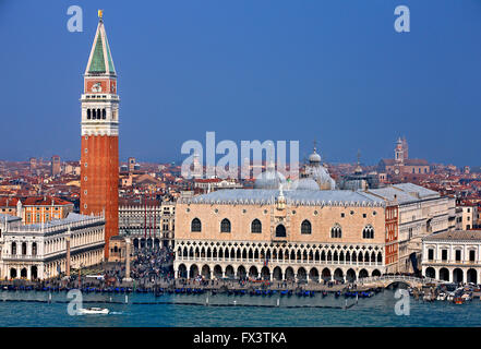 Vista del Campanile di San Marco torre campanaria) e Palazzo Ducale, da San Giorgio Maggiore, Venezia, Italia. Foto Stock