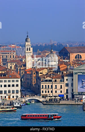 Il campanile pendente di San Giorgio dei Greci come visto dal campanile di San Giorgio Maggiore, Venezia, Italia Foto Stock