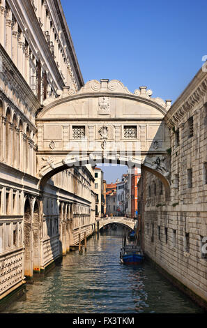 Il "Ponte dei Sospiri" (Ponte dei Sospiri) che collega il Palazzo Ducale con la nuova prigione. Venezia, Italia. Foto Stock