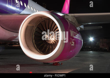 Kiev, Ucraina - 27 Marzo 2011: Wizz Air Airbus A320 piano passeggero motore vista ravvicinata Foto Stock
