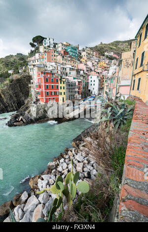 I colori del mare borgo di Riomaggiore, Cinque Terre Liguria, Italia, UE, Europa Foto Stock