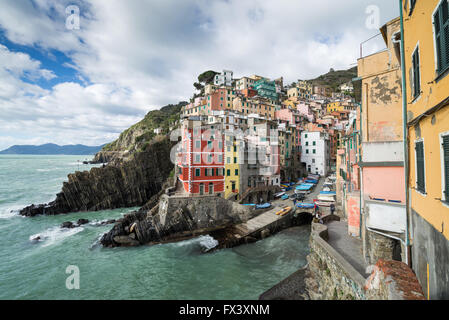 I colori del mare borgo di Riomaggiore, Cinque Terre Liguria, Italia, UE, Europa Foto Stock