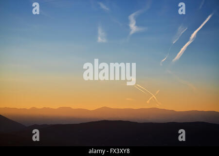 Bellissimo cielo durante il tramonto e diversi sentieri bianco dal jet Foto Stock