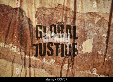 Testo giustizia globale scritta sulla superficie ruvida sfondo marrone Foto Stock