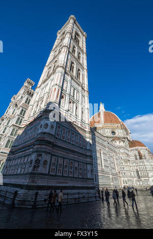 Basilica di Santa Maria del Fiore, il Campanile di Giotto e il Duomo, Piazza San Giovanni, Firenze, Toscana, Italia, UE, Europa Foto Stock